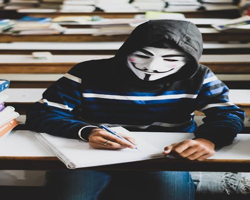 Persona escribiendo tranquilamente en su libreta